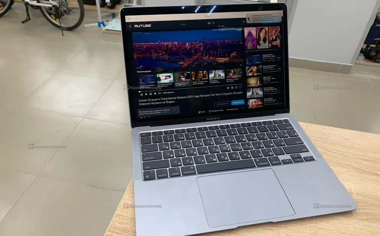 Ноутбук  MacBook 13 M1 2020 8/256