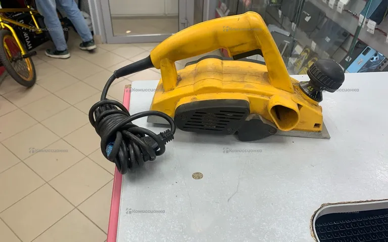 Электрорубанок dewalt DW680