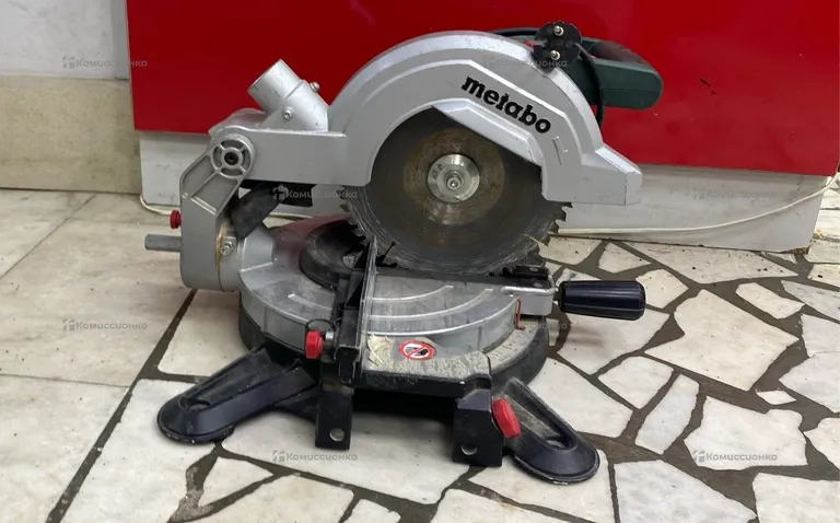 Торцовочная пила metabo KS 216 M Lasercut