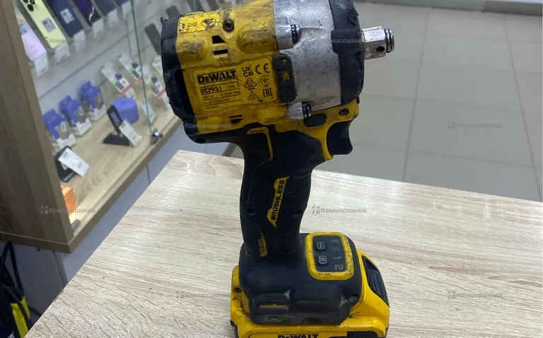 Аккумуляторный компактный гайковерт DeWALT DCF921E