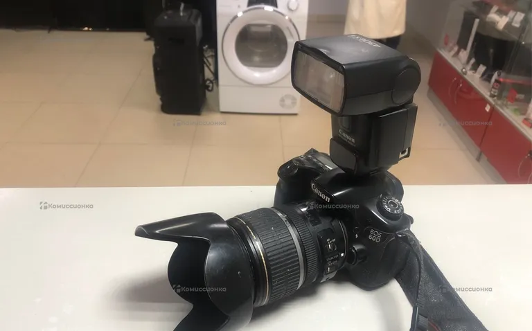 Фотоаппарат  Canon  eos 60D + вспышка+ АКБ+ efs 17