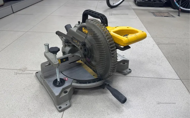 Торцовочная пила DEWALT DWS714-KS