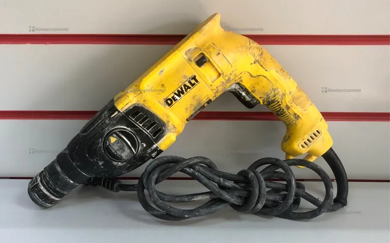 Перфоратор DeWalt D25033.