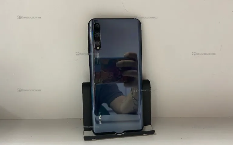 Huawei Y8p 4/128 ГБ.