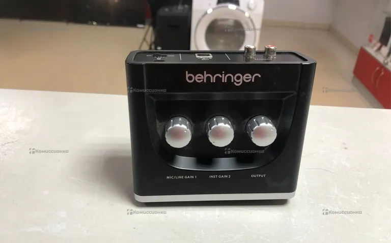 Звуковая карта  Behringer um2