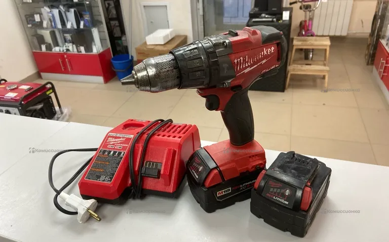 Дрель-шуруповерт Milwaukee M18 2704-20