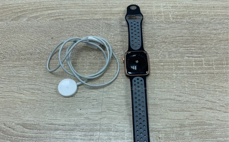 Часы Apple Watch SE 44mm