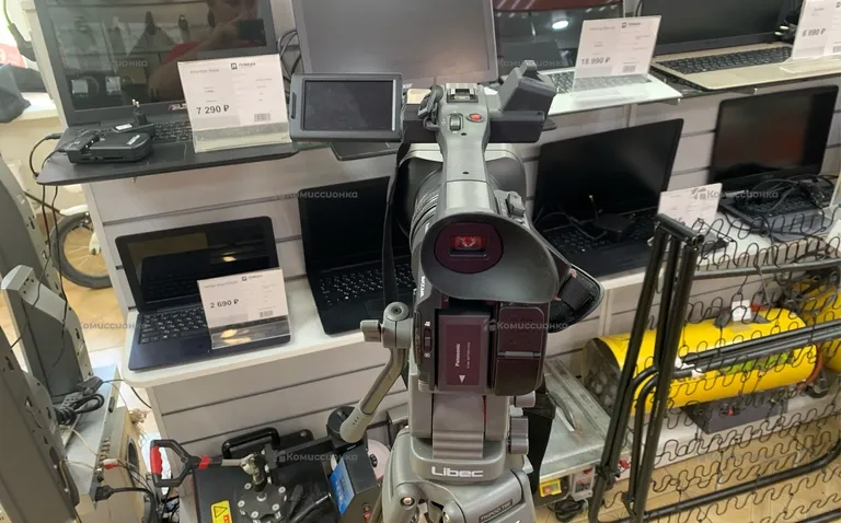 Видеокамера с треногой Panasonic AGAC90AEN