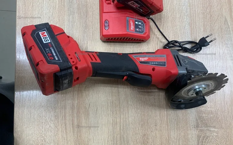 Аккумуляторная угловая шлифмашина Milwaukee M18 FS