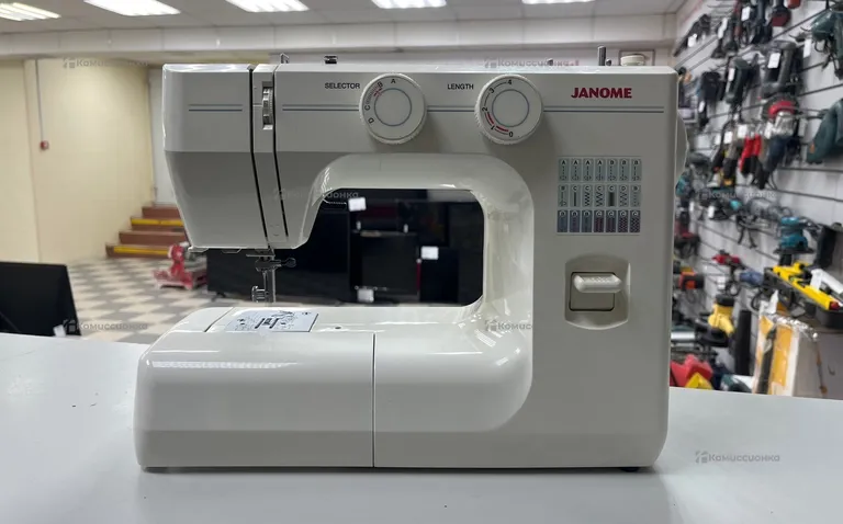 Швейная машина  Janome TM2004