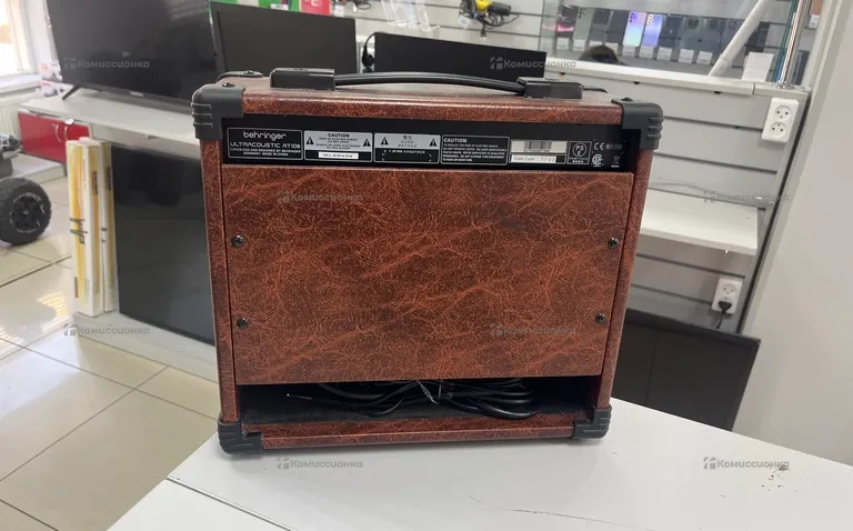 Комбоусилитель Behringer AT108