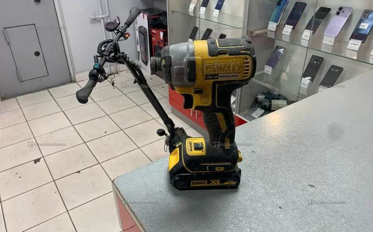 Аккумуляторный шуруповерт DeWalt DCF887