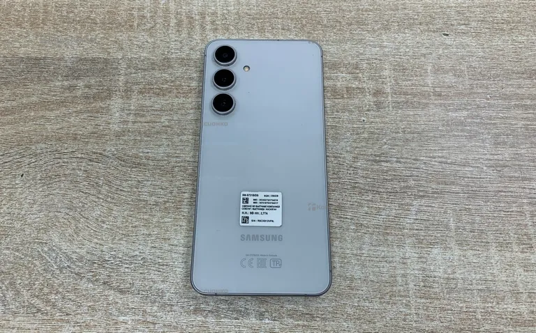 Samsung S24FE 8/256ГБ