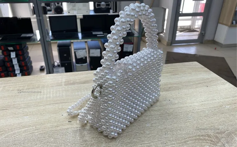 Сумка женская из бусин белая