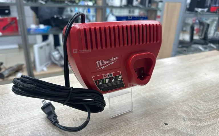 Зарядное устройство Milwaukee M12