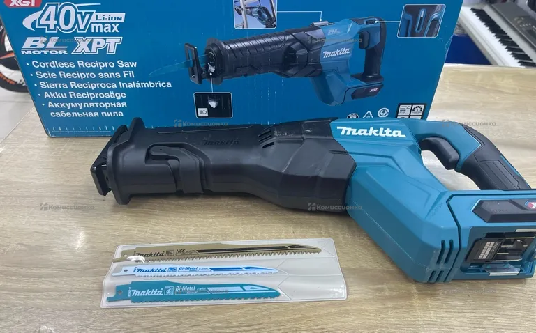 Аккумуляторная сабельная пила Makita JR001GZ