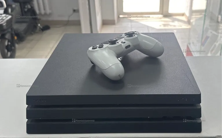 Приставка Sony PS4 Pro 1TB.
