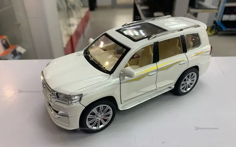 Машинка Toyota LandCruser V8