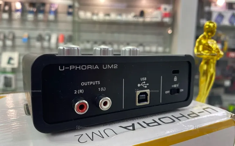 Звуковая карта «Behringer U-Phoria UM2».