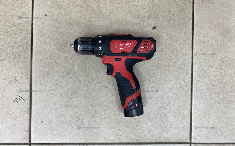 Дрель-шуруповерт Milwaukee M12 BDD-202C