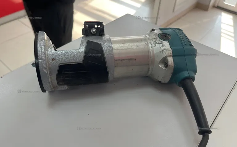 Фрезер makita RT0700C