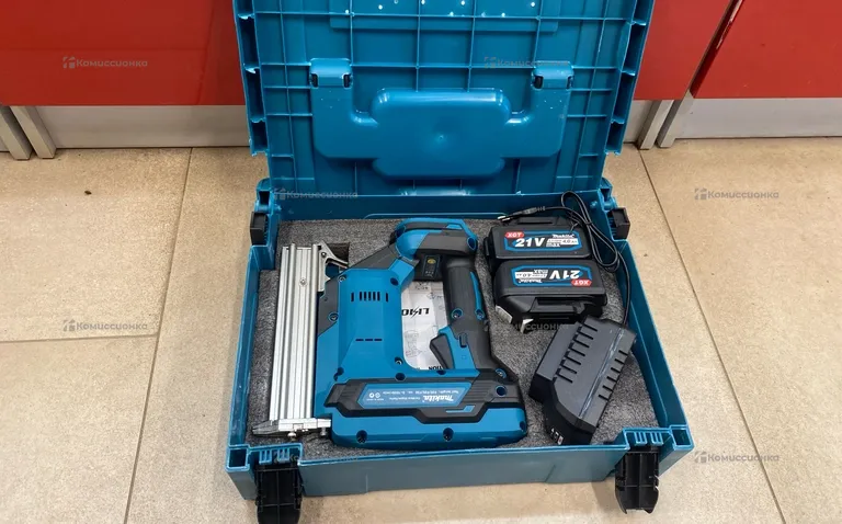 Аккумуляторный гвоздезабивной пистолет Makita