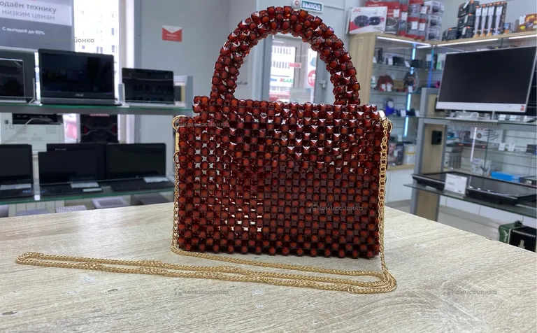 Сумка женская из бусин красная