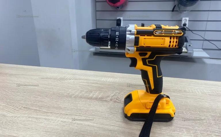 шуруповерт бесщеточный Dewalt реплика