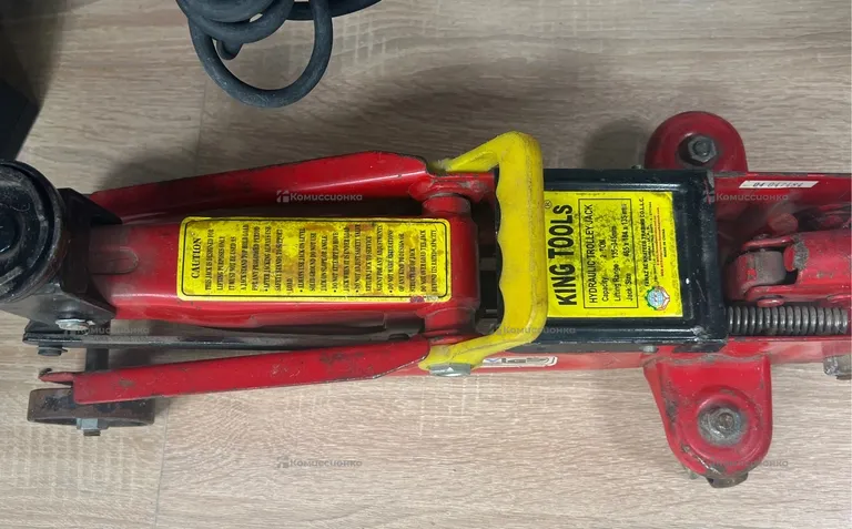 Подкатной домкрат King Tools 2Т