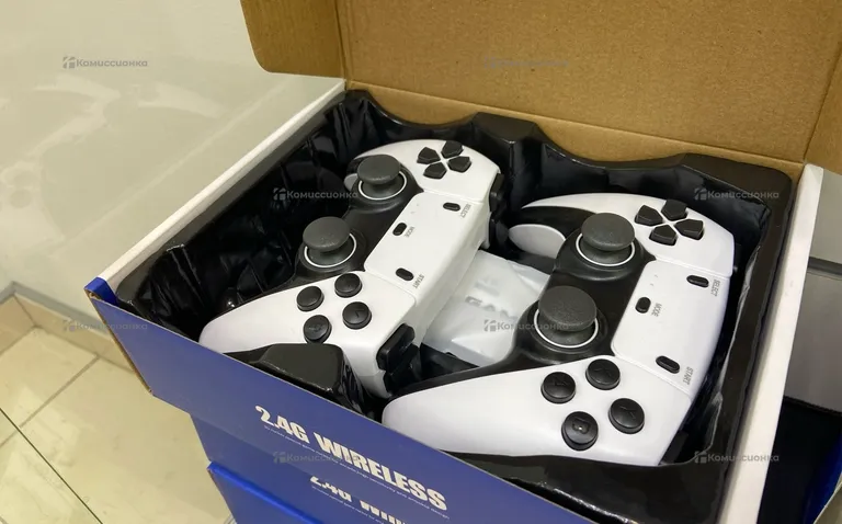 Белая игровая консоль