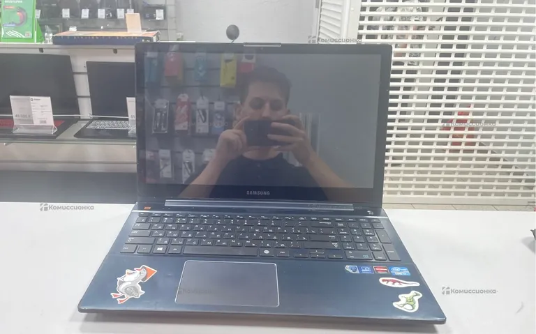 Ноутбук  Samsung np880Z5E