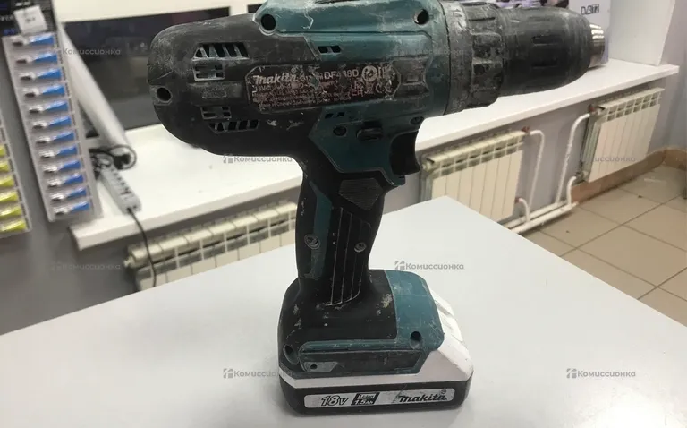 Аккумуляторная дрель-шуруповерт Makita DF488DWE
