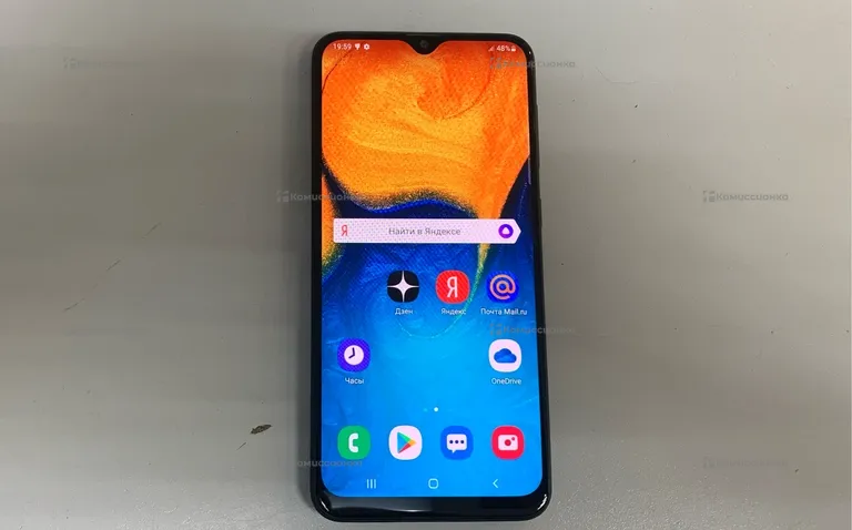 Samsung Galaxy A20 3/32 ГБ.