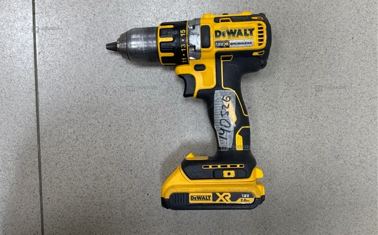 дрель-шуруповерт DeWALT DCD790.