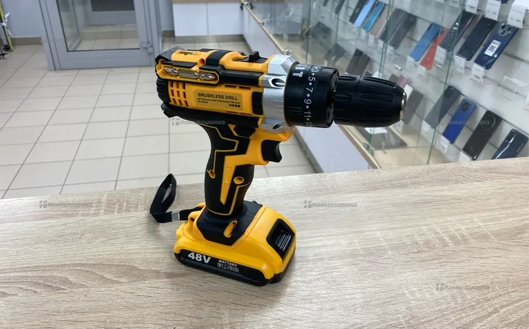 шуруповерт DEWALT.