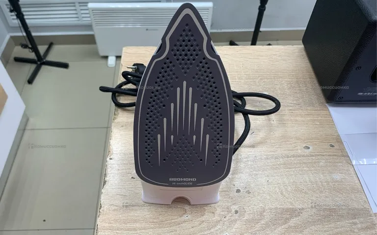 Утюг REDMOND RI-C271