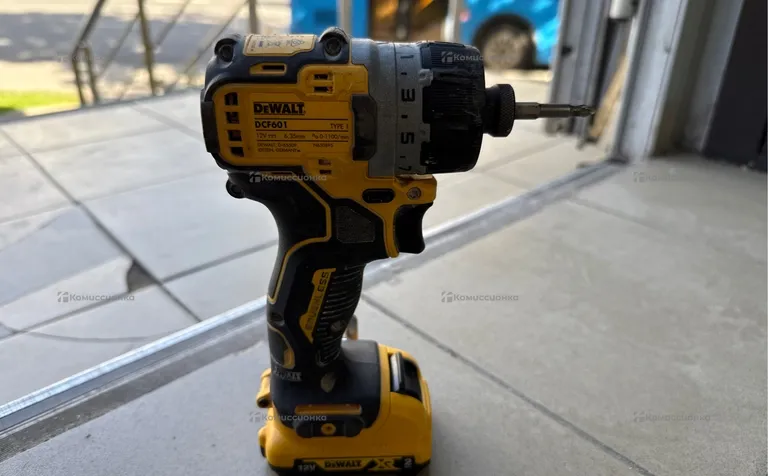 Аккумуляторная дрель-шуруповерт DeWALT DCF601