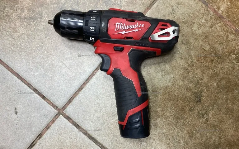 Шуруповерт Milwaukee M12 FID2
