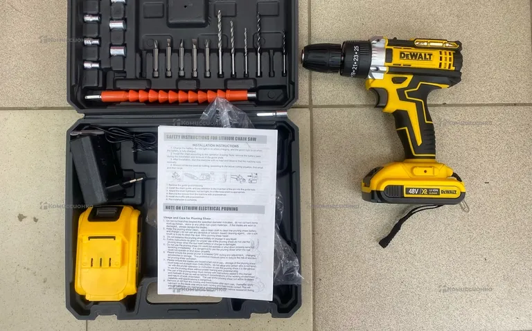 Шуруповерт Dewalt.