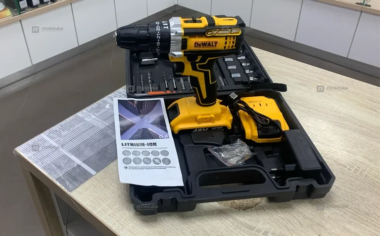 Шуруповерт Dewalt реплика.