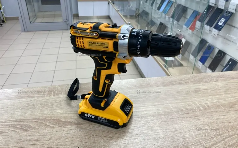 шуруповерт DEWALT.