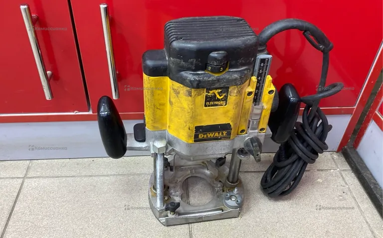 Фрезер двуручный DEWALT DW625E 2000Вт