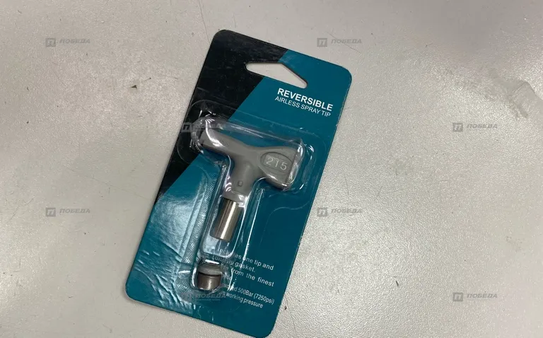 Reversible airless spray tip