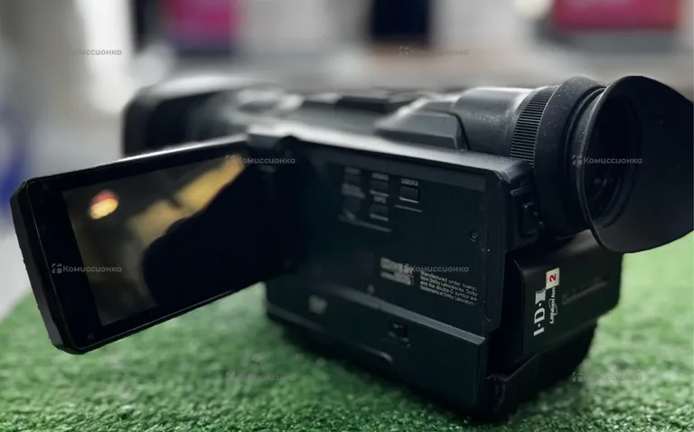 Видеокамера JVC GY-HMQ10