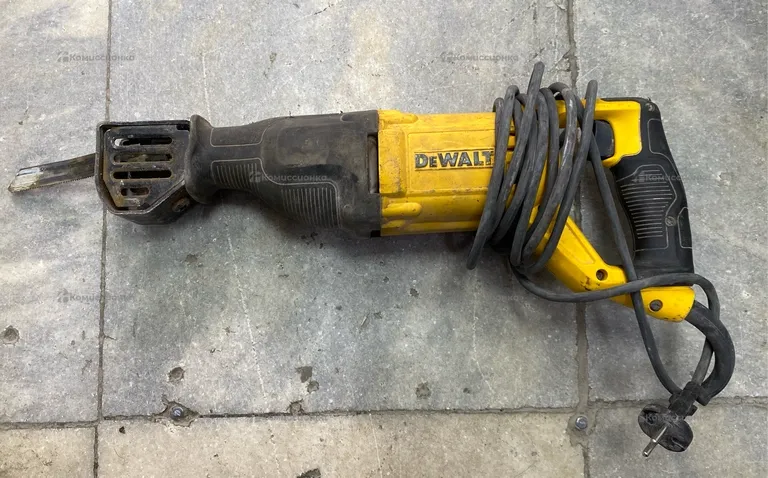 Сабельная пила Dewalt DWE305-QS
