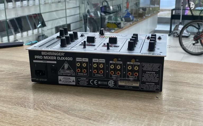 диджейский пульт BENRINGER PRO MIXER DLX400