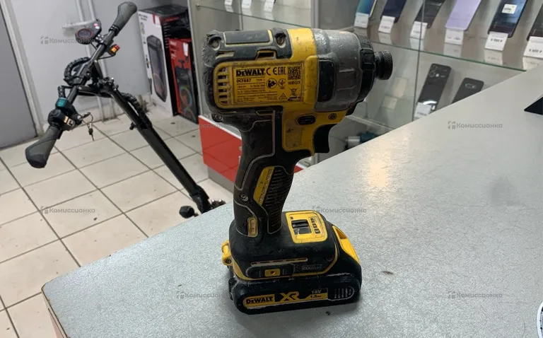 Аккумуляторный шуруповерт DeWalt DCF887