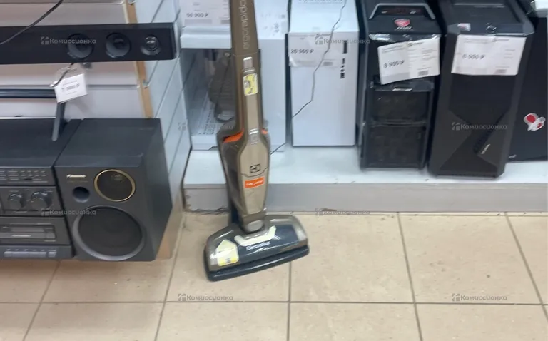 Пылесос  вертикальный Electrolux 14.4