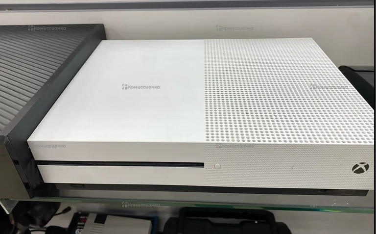 Приставка Xbox One S 500 ГБ с дисководом