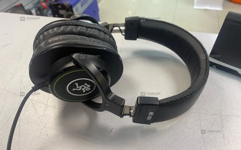 Закрытые мониторные наушники MACKIE MC-100